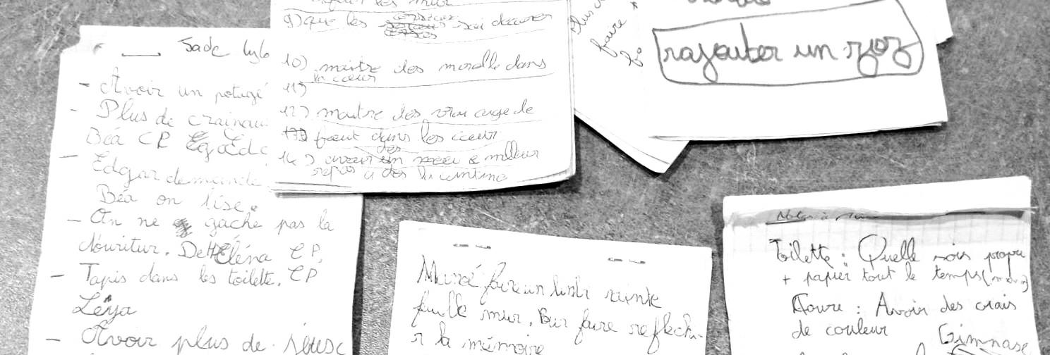 Des enfants composent une affiche