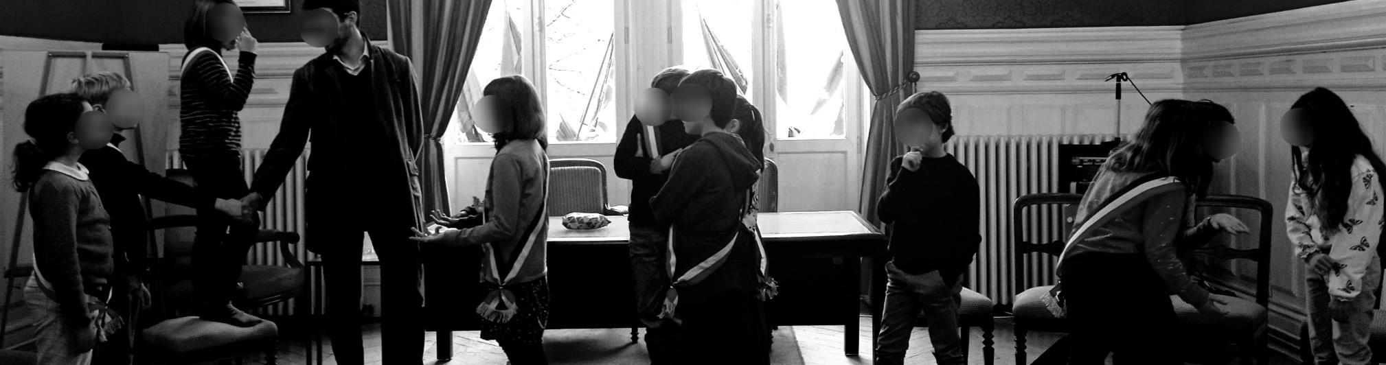 Des enfants composent une affiche